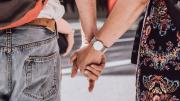 Qué significa que mi pareja no me de la mano en público, según la psicología