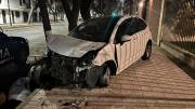 Un delincuente escapó luego de chocar el auto robado que manejaba contra el frente de una casa