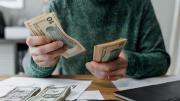 El dólar tocó un nuevo récord de $1.280, tras una suba que el blue duplicó