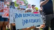 Inmigrantes latinos evitan las calles por miedo a redadas