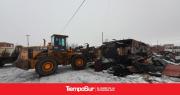 Empleados municipales limpian el predio del incendio