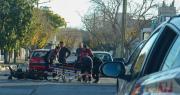 Siniestro vial en Capital: un motociclista fue asistido por la ambulancia tras chocar con un auto