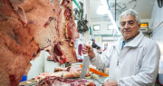 Saúl, el sanjuanino que lleva 70 años cortando carne