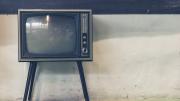 Dormir con la televisión prendida: qué significa según la psicología