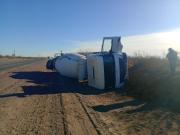 Un camión volcó sobre Ruta 7: se le reventó una cubierta y terminó sobre la banquina cerca de Rincón de los Sauces