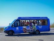 Redescubrí el Paseo de la Costa de Neuquén en un minibus: los tours low cost para disfrutar estas vacaciones