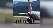 Un hombre muere succionado por el motor de un avión en un aeropuerto de Italia