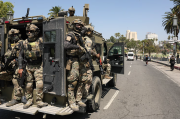 Militares participan en operación de control de inmigración en Los Ángeles, provocando indignación local