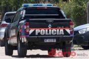 Ambulancia colisionó con una moto en plena avenida: dos jóvenes resultaron heridos