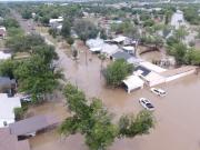 Más de 100 muertos por las inundaciones en Texas: cómo el clima, la geografía y las políticas fallidas causaron un desastre