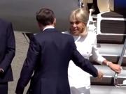 Tras el cachetazo, sigue la tensión entre Macron y su esposa: ahora Brigitte le negó la mano en público