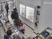 Una silla de ruedas y una mochila de reparto: el increíble robo de un minuto en una joyería