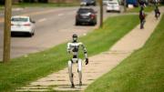 VIDEO VIRAL: El robot humanoide que salió a estirar las piernas y se robó todas las miradas