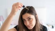 Solo con un chorrito de esta mezcla de bicarbonato de sodio y romero bastará para hacer crecer el cabello