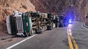 Volcó un camión en alta montaña y por el accidente pidieron circular con precaución