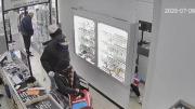 Silla de ruedas y mochila de delivery: el increíble disfraz de los ladrones para robar una joyería