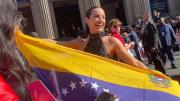 María Gabriela de Faría celebra su salto a DC en Hollywood: la bandera venezolana se ondea desde el icónico Teatro Chino