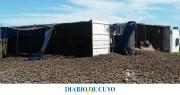 Un camión cargado de papas que iba a Mendoza, volcó en El Encón y su conductor sufrió varias heridas