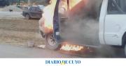 Una camioneta cargada de muebles sufrió una explosión y se quemó por completo