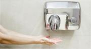 Por qué deberías dejar de usar el secador de manos en el baño público