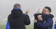 Desahogo y abrazo familiar de Guillermo Barros Schelotto tras vencer a Estudiantes