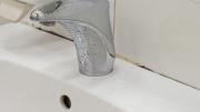 El truco sencillo para limpiar el baño con sal y dejarlo impecable