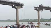 Tragedia en la India: colapsó un puente y hay al menos 9 muertos