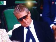 Hugh Grant fue a ver a Djokovic en Wimbledon y se quedó dormido en pleno partido: la TV no lo perdonó