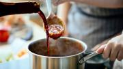 Por qué hay que ponerle un chorrito de vino a la salsa de tomate y para qué sirve