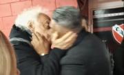 ¡En la boca! El beso del Chiqui Tapia y Guillermo Coppola en la final de Estudiantes