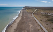 Donde el mar se choca con el camino: la ruta argentina ideal para los amantes de la playa