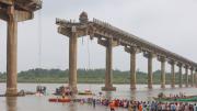 Derrumbe fatal en India: al menos nueve muertos tras la caída de un puente en Gujarat