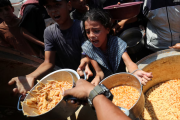 Infancia en riesgo: el acceso a la ayuda alimentaria en Gaza se convierte en una travesía mortal para miles de niños