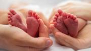 Denuncian que mujer vendió a sus hijas gemelas en Santa Cruz