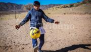 En La Puna la pelota no dobla, pero los sueños vuelan: Giovani va por el suyo con la pelota en mano