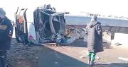 Cisterna chocó y volcó en la ruta Cochabamba-Oruro; el conductor quedó herido tras quedar atrapado entre fieros