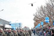 En 20 fotos, el desfile por el Día de la Independencia que llenó de color al centro de Neuquén