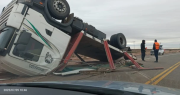 Un camionero hizo una mala maniobra, volcó en El Encón y la carga quedó regada por toda la ruta