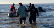 Dramático rescate en el Río de la Plata: dos pescadores pasaron toda la noche perdidos