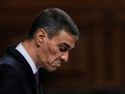 Acorralado por los escándalos en su partido, Pedro Sánchez se aferra al poder y presenta un plan anticorrupción en España