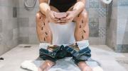 Por qué sentimos un hormigueo en las piernas después de estar mucho tiempo en el baño y qué significa