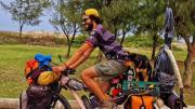 Salió hace un año y medio de El Calafate con su bici y su perra y ya está en Brasil