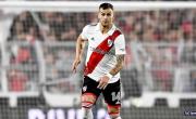 González Pirez firma tras su revisión médica