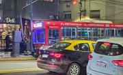 VIDEO. Un colectivo atropelló a un peatón y chocó contra un semáforo en Recoleta