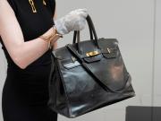 Rematan la cartera original de Jane Birkin, un bolso que nació en el cielo y sirvió para luchar contra el sida