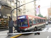 Un colectivo chocó contra un semáforo y atropelló a una persona en Barrio Norte: hay 12 heridos