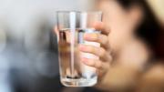 Cuántos vasos de agua se deben tomar por día para reducir el riesgo de tener un ACV