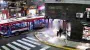 Así fue el choque del colectivo en Recoleta: una mujer se salvó de milagro