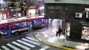 Un colectivo embistió a un peatón y chocó contra un semáforo en Recoleta