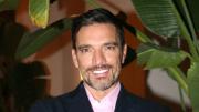 ¡Tensión en vivo! Reportero empuja a Julián Gil tras interrumpir programa en estadio de Nueva York
